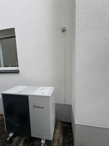Vaillant Wärmepumpe Außengerät an Fassade